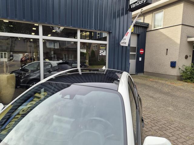 Toyota YARIS 1.5 Hybrid Executive Bi-Tone Pano All-in prijs!