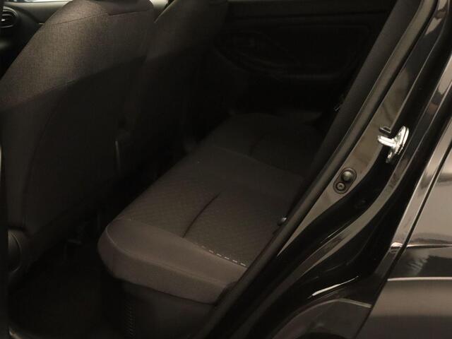 Toyota YARIS Cross 1.5 Hybrid 130 Executive - 17 INCH LICHT METALEN VELGEN MET MICHELIN CROSS CLIMATE BANDEN - NAVIGATIE - PARKEERSENSOREN VOOR/ ACHTER - CLIMATE CONTROL - CAMERA - VOORSTOELEN VERWARMD - KEYLESS ENTRY/ START - DODEHOEK DETECTIE - DRAADLOZE TELEFOONLADER - STUUR/ VOORRUIT VERWARMD
