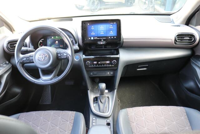 Toyota YARIS Cross 1.5 Hybrid Executive Head Up Display, Parkeersensoren voor,- en achterzijde,