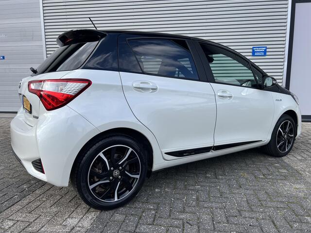 Toyota YARIS 1.5 Hybrid Bi-Tone Automaat | 16" Lichtmetalen Velgen | Climate Control | Elek. Raambediening