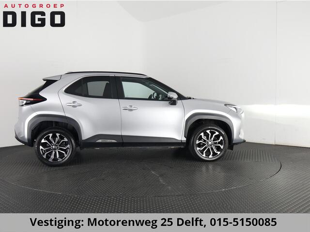 Toyota YARIS Cross 1.5 HYBRID DYNAMIC LUXURY GARANTIE 2035 ! PARKEERSENSOREN VOOR & ACHTER . STOEL/STUUR VERWARMING . NAVIGATIE .