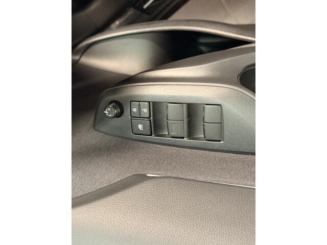 Toyota YARIS Cross 1.5 Hybrid 115 First Edition + Winterpack | Stoel / Stuur en voorruitverwarming | Parkeersensoren |