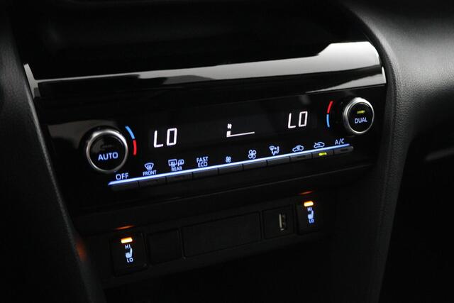 Toyota YARIS Cross 1.5 Hybrid Executive | Leder-Stoffen bekleding | Trekhaak | Stoelverwarming | Parkeersensoren |
