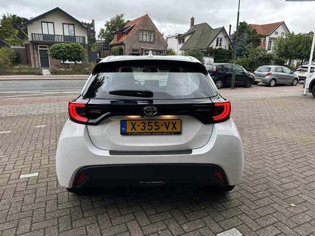 Toyota YARIS 1.5 Hybrid Dynamic Apple Carplay / Android auto stoelverwarming / stuurwielverwarming / Navigatie / Apple Carplay / Android Auto / parkeercamera / 10 jaar Toyota garantie / rijklaarprijs incl. Toyota Pechhulppas