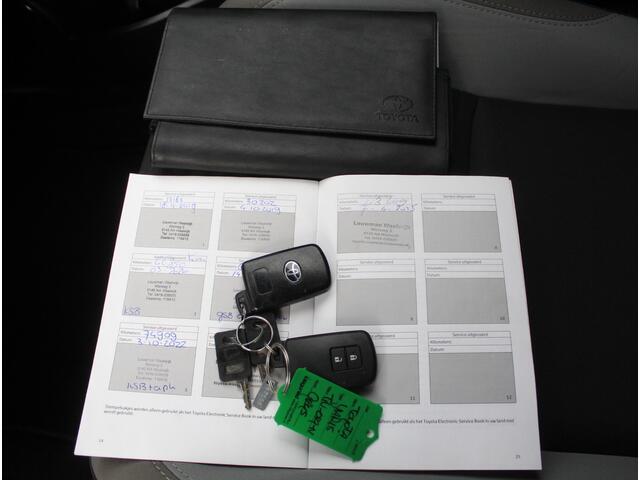 Toyota YARIS 1.5 Hybrid Bi-Tone Plus CLIMATE | LMV16 | AFNBTREKHAAK | CRUISE | LED | NAVI | CAMERA | PANODAK