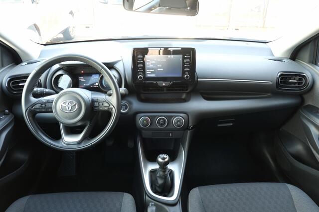 Toyota YARIS 1.5 VVT-i TeamNL Handgeschakeld | Apple Carplay & Android Auto | Smart Entry met startknop | 16" lichtmetalen velgen 'machined' | 7" digital dashboard 'binocular' | Portierinleg 'felt' | Ramen, elek