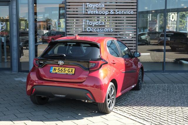 Toyota YARIS 1.5 VVT-i TeamNL Handgeschakeld | Apple Carplay & Android Auto | Smart Entry met startknop | 16" lichtmetalen velgen 'machined' | 7" digital dashboard 'binocular' | Portierinleg 'felt' | Ramen, elek