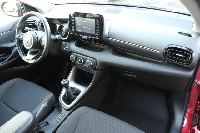 Toyota YARIS 1.5 VVT-i TeamNL Handgeschakeld | Apple Carplay & Android Auto | Smart Entry met startknop | 16" lichtmetalen velgen 'machined' | 7" digital dashboard 'binocular' | Portierinleg 'felt' | Ramen, elek