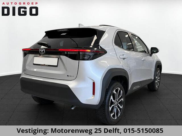 Toyota YARIS Cross 1.5 HYBRID DYNAMIC SILVERLINE GARANTIE 2035 NAVIGATIE . STUUR EN STOEL VERWARMING . ADAPTIEVE CRUICE CONTROL .