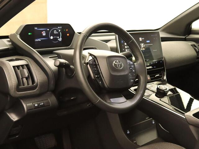 Toyota bZ4X Dynamic 71 kWh 100% ELEKTRISCH 3 fase laden - PANORAMA DAK - NAVIGATIE - ORIGINEEL NEDERLANDSE AUTO - 360 CAMERA - TWO TONE LAK - NAVIGATIE FULL MAP - STOELVERWAMING - APPLE CARPLAY/ANDROID AUTO -