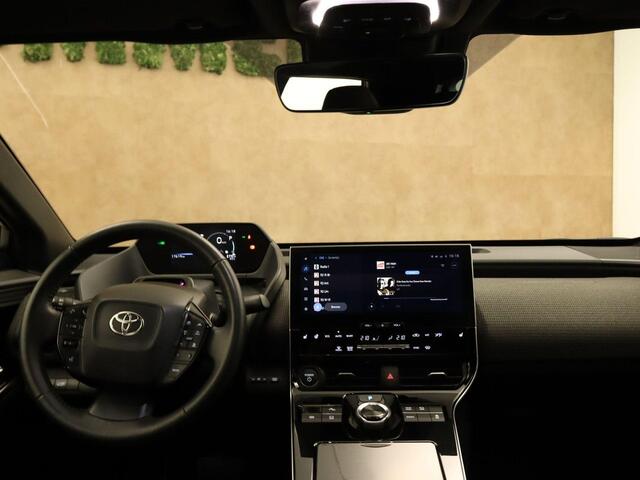 Toyota bZ4X Dynamic 71 kWh 100% ELEKTRISCH 3 fase laden - PANORAMA DAK - NAVIGATIE - ORIGINEEL NEDERLANDSE AUTO - 360 CAMERA - TWO TONE LAK - NAVIGATIE FULL MAP - STOELVERWAMING - APPLE CARPLAY/ANDROID AUTO -