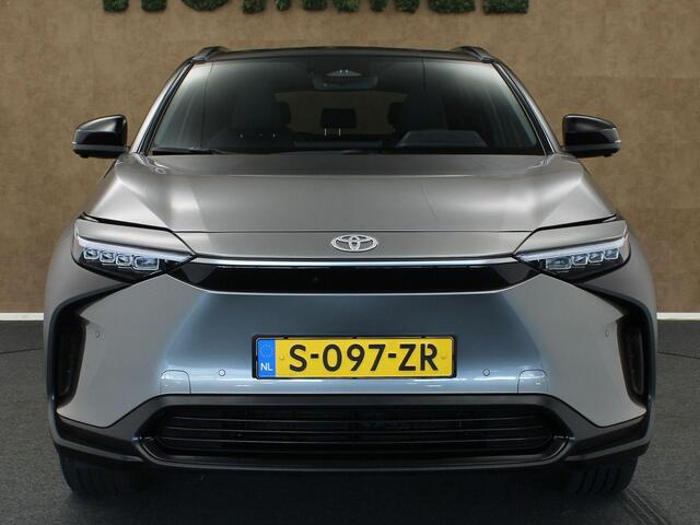 Toyota bZ4X Dynamic 71 kWh 100% ELEKTRISCH 3 fase laden - PANORAMA DAK - NAVIGATIE - ORIGINEEL NEDERLANDSE AUTO - 360 CAMERA - TWO TONE LAK - NAVIGATIE FULL MAP - STOELVERWAMING - APPLE CARPLAY/ANDROID AUTO -