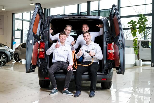 Toyota bZ4X Dynamic 71 kWh, Verwacht 05-2025, ¤3000,- inruilpremie, BSM, 360 Camera, Stoel & Stuur verwarming, Parkeersensoren voor en achter!