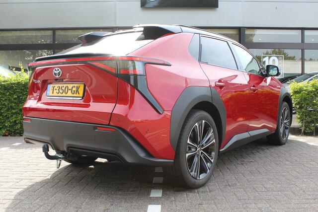 Toyota bZ4X Premium 71 kWh Bi-Tone 3-fase | Rijklaar | Trekhaak | Pano | Stoelverwarming/koeling | 360 Camera | PDC | Keyless | Apple/Android | Dodehoekdetectie