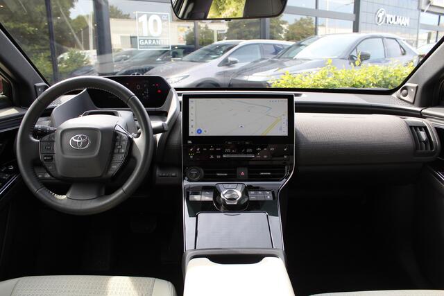 Toyota bZ4X Premium 71 kWh Bi-Tone 3-fase | Rijklaar | Trekhaak | Pano | Stoelverwarming/koeling | 360 Camera | PDC | Keyless | Apple/Android | Dodehoekdetectie