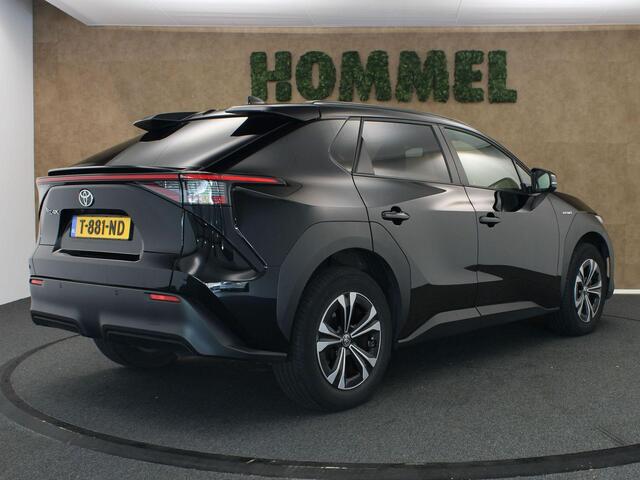 Toyota bZ4X Dynamic 71 kWh - SOH 97.6%! - ORIGINEEL NEDERLANDSE AUTO - STOEL EN STUUR VERWARMING - ELEKTRISCHE ACHTERKLEP - NAVIGATIE - PARKEERSENSOREN VOOR EN ACHTER - 360 GRADEN CAMERA - APPLE CARPLAY/ANDROID AUTO