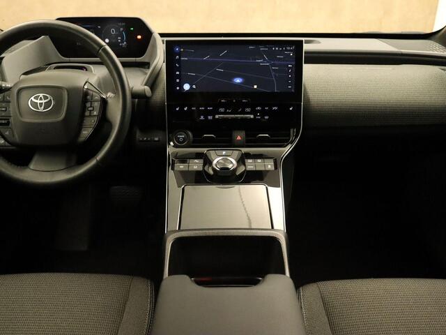 Toyota bZ4X Dynamic 71 kWh - SOH 97.6%! - ORIGINEEL NEDERLANDSE AUTO - STOEL EN STUUR VERWARMING - ELEKTRISCHE ACHTERKLEP - NAVIGATIE - PARKEERSENSOREN VOOR EN ACHTER - 360 GRADEN CAMERA - APPLE CARPLAY/ANDROID AUTO