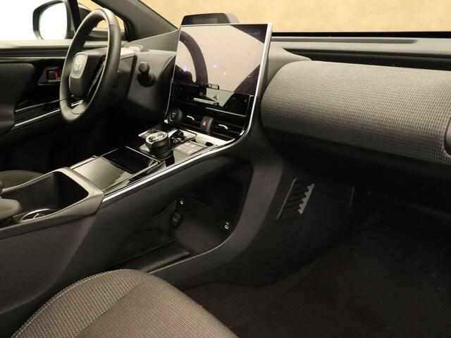 Toyota bZ4X Dynamic 71 kWh - SOH 97.6%! - ORIGINEEL NEDERLANDSE AUTO - STOEL EN STUUR VERWARMING - ELEKTRISCHE ACHTERKLEP - NAVIGATIE - PARKEERSENSOREN VOOR EN ACHTER - 360 GRADEN CAMERA - APPLE CARPLAY/ANDROID AUTO