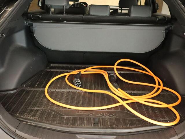 Toyota bZ4X Dynamic 71 kWh - SOH 97.6%! - ORIGINEEL NEDERLANDSE AUTO - STOEL EN STUUR VERWARMING - ELEKTRISCHE ACHTERKLEP - NAVIGATIE - PARKEERSENSOREN VOOR EN ACHTER - 360 GRADEN CAMERA - APPLE CARPLAY/ANDROID AUTO