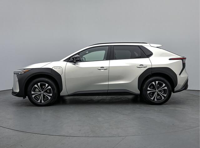 Toyota bZ4X Dynamic 71 kWh | Parkeersensoren | Trekhaak | Dodehoek Ass. | Stoel en stuurwiel verwarmd | Navigatie | 360 Camera |