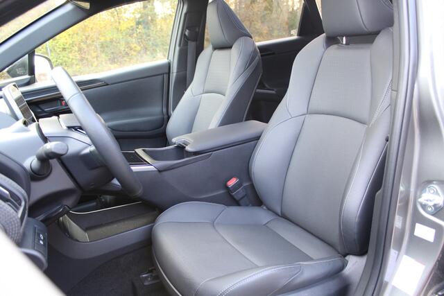 Toyota bZ4X Premium 71 kWh 3-fase Bi-Tone | Rijklaar | Panoramadak | Leder | Memory | LED | 360 Camera | JBL