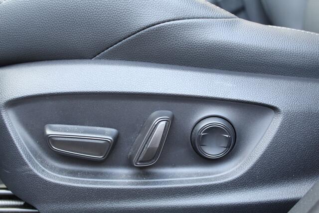 Toyota bZ4X Premium 71 kWh 3-fase Bi-Tone | Rijklaar | Panoramadak | Leder | Memory | LED | 360 Camera | JBL