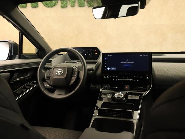 Toyota bZ4X Business Plus 71 kWh - ORIGINEEL NEDERLANDSE AUTO - NAVIGATIE FULL-MAP - ADAPTIEVE CRUISE CONTROL - VERWARMDE STOELEN VOOR / STUUR & VOORRUIT - PARKEERSENSOREN VOOR EN ACHTER - ACHTERUITRIJCAMERA - KEYLESS ENTRY & START - 3 FASE LADEN - DODEHOEKDETECTIE