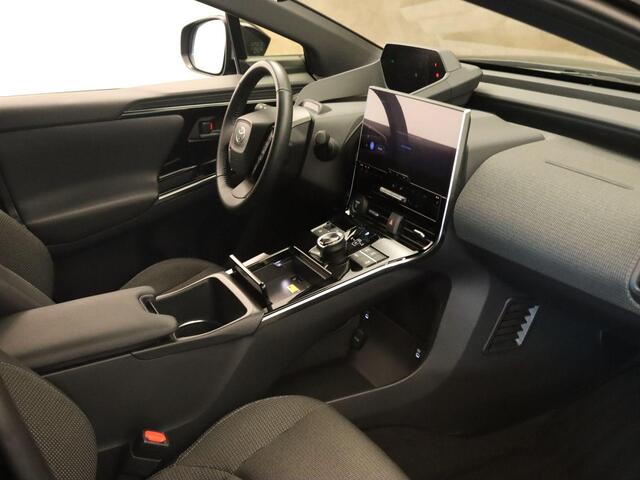 Toyota bZ4X Business Plus 71 kWh - ORIGINEEL NEDERLANDSE AUTO - NAVIGATIE FULL-MAP - ADAPTIEVE CRUISE CONTROL - VERWARMDE STOELEN VOOR / STUUR & VOORRUIT - PARKEERSENSOREN VOOR EN ACHTER - ACHTERUITRIJCAMERA - KEYLESS ENTRY & START - 3 FASE LADEN - DODEHOEKDETECTIE