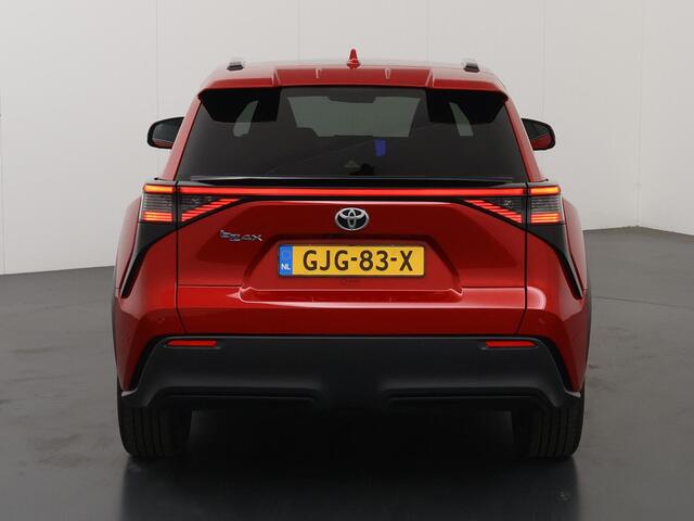 Toyota bZ4X Premium 71 kWh | SOH 98% | Navigatie | Lederen Interieur | Stoelverwarming/Koeling | Stuurverwarming | 360 Camera | DAB | Apple CarPlay/ Android Auto | Panoramadak | Adaptieve Cruise Control | Ele. verstelbare stoelen + geheugen | JBL Audio |