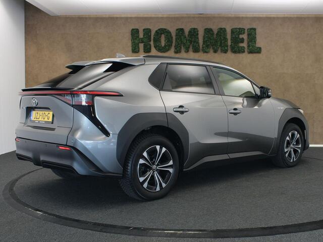Toyota bZ4X Dynamic 71 kWh - 2 LAADKABELS - ELEKTRISCHE VERSTELLING BESTUURDERSSTOEL - ELEKTRISCH BEDIENBARE ACHTERKLEP - PARKEERSENSOREN VOOR/ ACHTER - STUUR VERWARMD - VOORSTOELEN VERWARMD - NAVIGATIE - M&S BANDEN - DODEHOEK DETECTIE