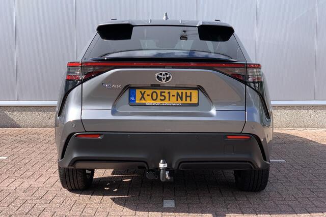 Toyota bZ4X Premium 71 kWh Trekhaak afn / Stuur en voor & achter Stoelverwarming / Stoelventilatie voor / JBL Audio / 360 Camera / Memory / Elektrische achterklep /