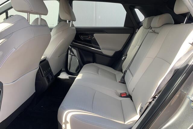 Toyota bZ4X Premium 71 kWh Trekhaak afn / Stuur en voor & achter Stoelverwarming / Stoelventilatie voor / JBL Audio / 360 Camera / Memory / Elektrische achterklep /