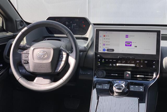 Toyota bZ4X Premium 71 kWh Trekhaak afn / Stuur en voor & achter Stoelverwarming / Stoelventilatie voor / JBL Audio / 360 Camera / Memory / Elektrische achterklep /