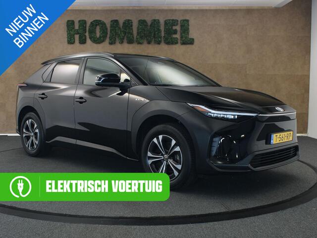 Toyota bZ4X Dynamic 71 kWh - SOH 100% !!!- ORIGINEEL NEDERLANDSE AUTO - VASTE TREKHAAK - TREKGEWICHT 750 KG - PARKEERSENSOREN VOOR/ ACHTER - 3 FASEN - DRAADLOZE TELEFOONLADER - ELEKTRISCHE ACHTERKLEP - STUUR EN STOELVERWARMING - ELEKTRISCH VERSTELBARE BESTUURDERSSTOEL