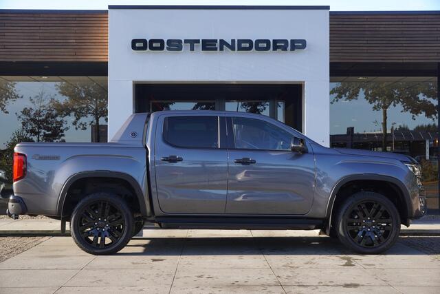 Volkswagen AMAROK 3.0TDI/240pk 4Motion Plus Cab Aventura BLACKSTYLE (2 persoons/ grijs kenteken)|2023|Leer|Trekhaak|360 Camera|Virtual Cockpit|Blindspot|21"Blackstyle|Elektr. Roll Cover|IQ LED|PDC|Harman/Kardon|Cruise+ACC