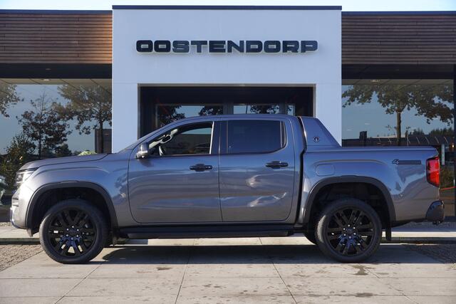Volkswagen AMAROK 3.0TDI/240pk 4Motion Plus Cab Aventura BLACKSTYLE (2 persoons/ grijs kenteken)|2023|Leer|Trekhaak|360 Camera|Virtual Cockpit|Blindspot|21"Blackstyle|Elektr. Roll Cover|IQ LED|PDC|Harman/Kardon|Cruise+ACC