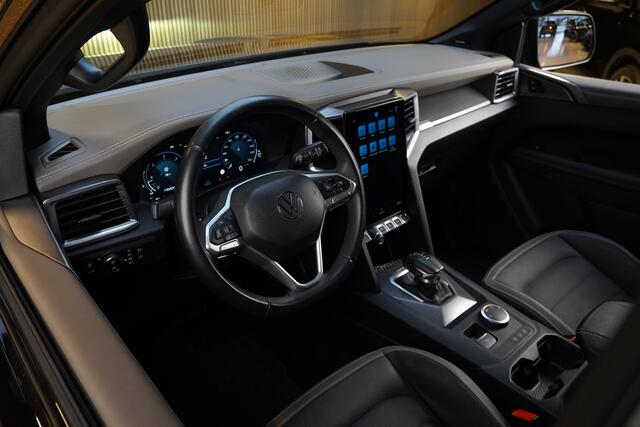 Volkswagen AMAROK 3.0TDI/240pk 4Motion Plus Cab Aventura BLACKSTYLE (2 persoons/ grijs kenteken)|2024|Leer|Trekhaak|360 Camera|Virtual Cockpit|Blindspot|21"Blackstyle|Blackstyle Roll Cover|IQ LED|PDC|Harman/Kardon|Cruise+ACC