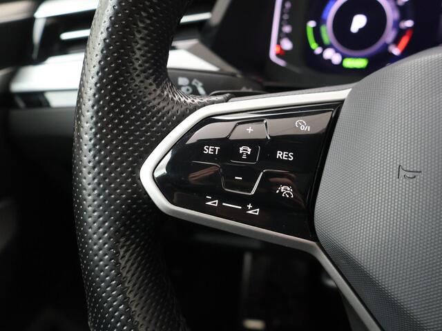 Volkswagen Arteon Shooting Brake 1.4 TSI eHybrid R-Line Business+ | 218 PK | SoH 86% | Automaat | Multifunctioneel stuurwiel | Stoelverwarming | Panoramadak | Inklapbare trekhaak |