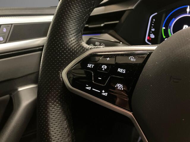 Volkswagen Arteon Shooting Brake 1.4TSIeHybrid 160kW/218PK R-Line DSG · Panoramadak · Trekhaak · 360°Camera + Parkeersensoren