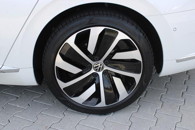 Volkswagen Arteon Shooting Brake 1.4 TSI eHybrid R-Line Business+ | Incl. 12 maanden garantie | Schuif/kantel dak | Adaptieve cruise control | Standkachel | Uitklapbare trekhaak | Head-up display | Massage stoel | Apple carplay/Android auto | Stoelverwarming voor/achter |