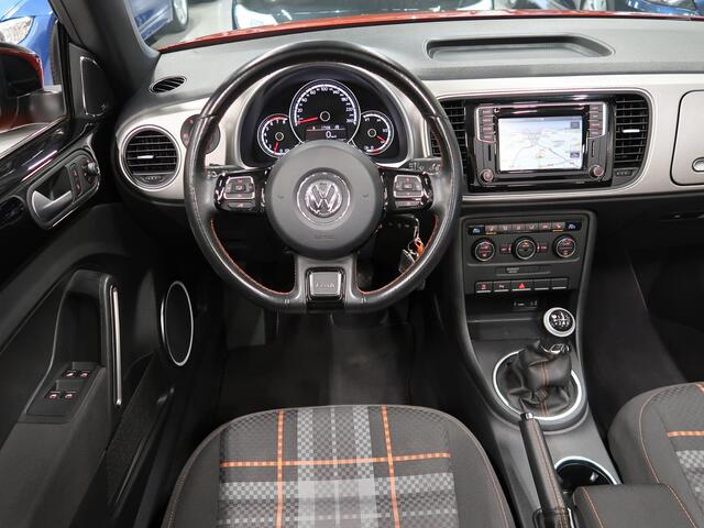 Volkswagen BEETLE (NEW) Cabriolet 1.2 TSI Club Xenon Fender Airco-ecc Navigatie App Connect Stoelverwarming PDC Boekjes Lage km.stand 18 inch Twister velgen Habanero Oranje metallic Zeer nette staat