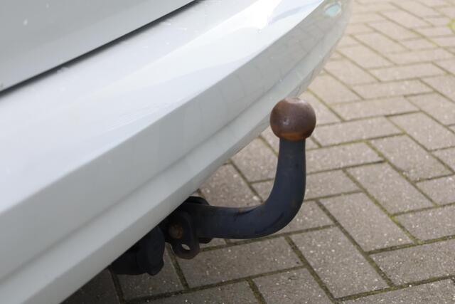Volkswagen CADDY 2.0 TDI L1H1 BMT Highline 102PK / 75kW, Navigatie, bumpers in kleur, dichte scheidingswand met ruit, betonplex laad vloer, zijwand bekleding, trekhaak, NL auto dealer onderhouden