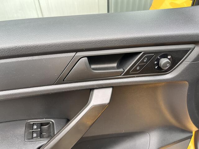 Volkswagen CADDY MAXI 2.0 TDI L2H1 Airco Cruise controle Trekhaak 1500kg trekgewicht Parkeersensoren achter Kastinrichting Schuifdeur Telefoon verbinding 1e eigenaar Euro 6 Verlengd bpm vrij voor particulier gebruik !!