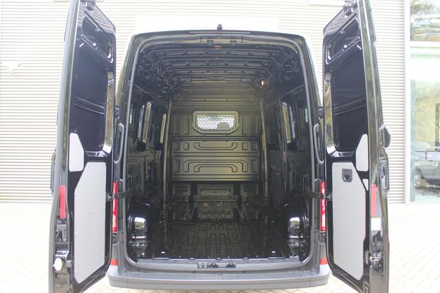 Volkswagen CRAFTER 35 2.0 TDI L3H3 177pk - LED koplampen - Navigatie - Geveerde stoel - Cruise - Camera - DAB - Parkeersensoren - Rijklaar