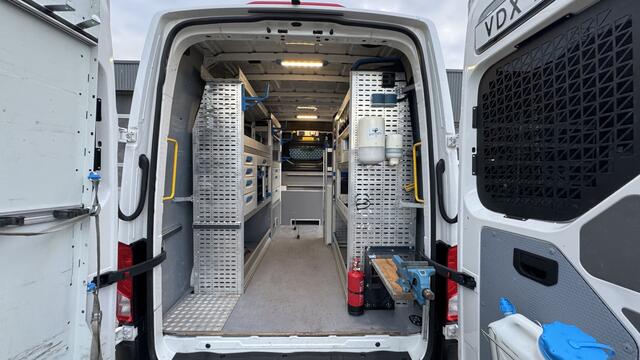 Volkswagen CRAFTER 35 2.0 TDI L3H3 Werkplaats inrichting Omvormer Standkachel 3000kg Trekhaak Euro 6 Sortimo Navigatie Comfortstoelen Lang Hoog Camera 1e eigenaar Voertuig weegsysteem