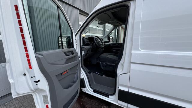 Volkswagen CRAFTER 35 2.0 TDI L3H3 Werkplaats inrichting Omvormer Standkachel 3000kg Trekhaak Euro 6 Sortimo Navigatie Comfortstoelen Lang Hoog Camera 1e eigenaar Voertuig weegsysteem
