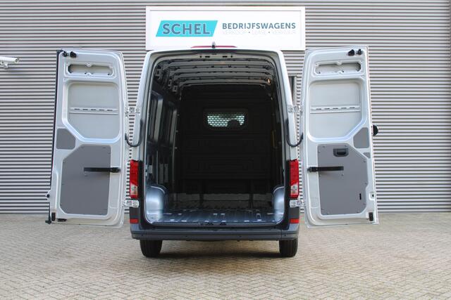 Volkswagen CRAFTER 35 2.0 TDI L3H3 177pk - LED koplampen - Navigatie - Geveerde stoel - Cruise - Camera - DAB - Parkeersensoren - Rijklaar