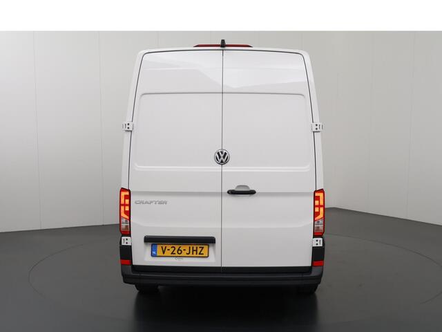 Volkswagen CRAFTER 35 2.0 TDI 140 PK Aut. | L3 H3 | Highline | Stoelverwarming | Parkeercamera | 3-Zits | Volledig Betimmerde Laadruimte | Apple Carplay - Android Auto | Airco | Cruise Control | LED Lampen |