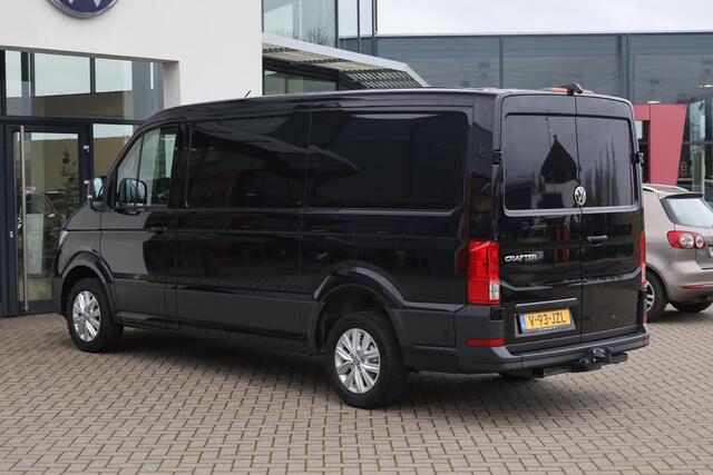 Volkswagen CRAFTER 35 2.0 TDI L3H2 Exclusive 177PK / 130kW Achteruitrijcamera, Apple Carplay & Android Auto, adaptive cruise control met Stop & Go, verwarmbare voorruit, alarmsysteem, LED koplampen, bijrijdersbank met opbergvak, parkeersensoren voor + achter, versterkte ver