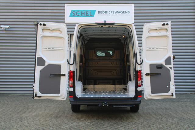 Volkswagen CRAFTER 35 2.0 TDI L3H3 177pk - Facelift - Navigatie - LED - Geveerde stoel - Virtual cockpit - Camera - Trekhaak - Stoelverwarming - Rijklaar